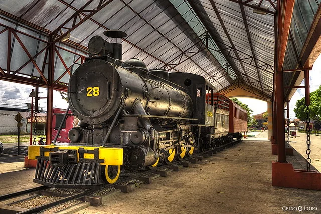 Locomotiva histórica em estação ferroviária